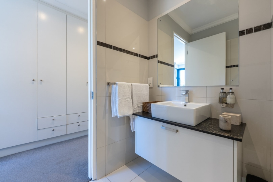 To Let 4 Bedroom Property for Rent in Fresnaye Western Cape